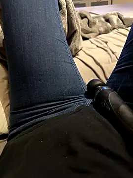 Snapshot of Ana-05 chatting on October 13, 2025, 5:24 pm Ana-05 online show from October 13, 2025, 5:24 pm