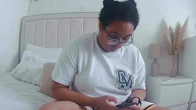 vanilla chocolate23 online show from October 22, 2025, 12:49 pm