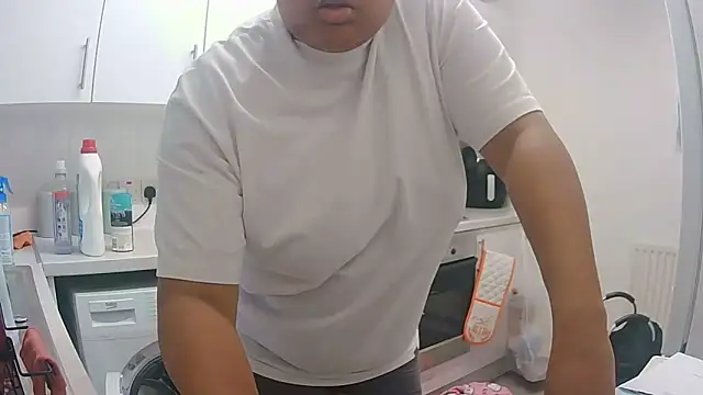 vanilla chocolate23 online show from November 2, 2025, 10:39 am