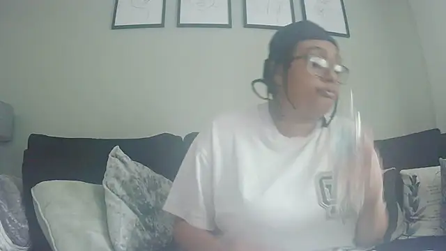 vanilla chocolate23 online show from May 21, 2026, 7:59 am