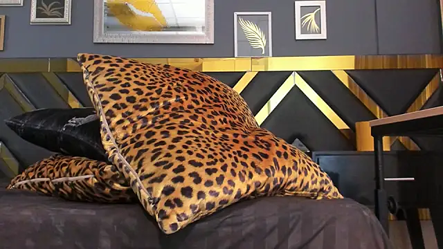 Crissh R online show from March 7, 2025, 1:42 am