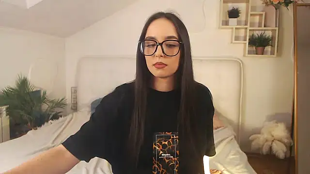 AuroraAksnesss online show from February 6, 2025, 5:30 pm