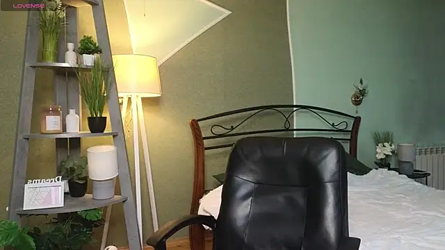 AuroraAksnesss online show from March 5, 2025, 7:16 am