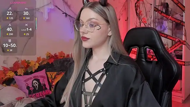 Marta May  online show from October 28, 2025, 5:04 pm