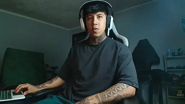 Nickhot0609 online show from September 19, 2025, 12:23 am