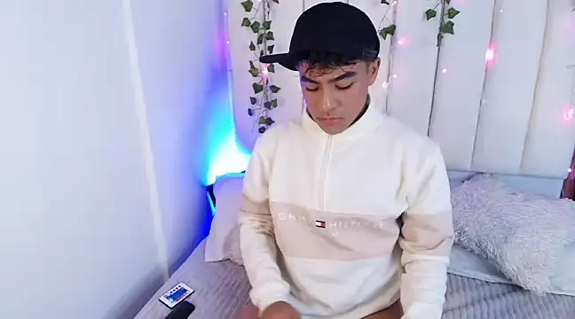 kiing azahell online show from January 4, 2025, 3:07 am