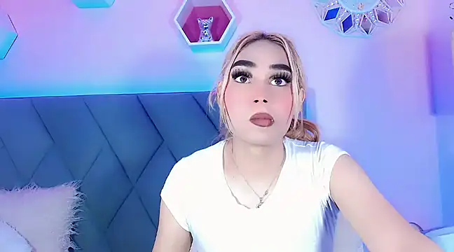 Snapshot of Hallyhott chatting on December 3, 2024, 12:38 pm Hallyhott online show from December 3, 2024, 12:38 pm