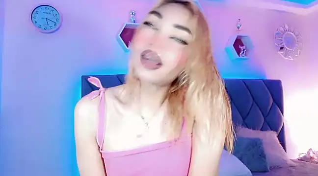 Snapshot of Hallyhott chatting on December 7, 2024, 12:35 pm Hallyhott online show from December 7, 2024, 12:35 pm