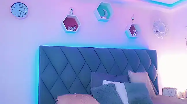 Snapshot of Hallyhott chatting on December 8, 2024, 12:41 pm Hallyhott online show from December 8, 2024, 12:41 pm