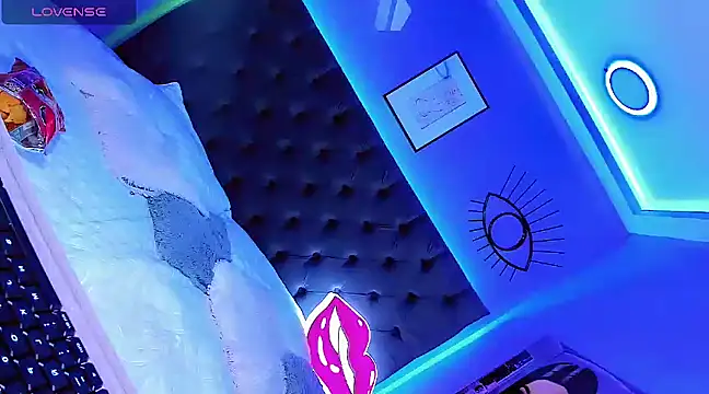 Snapshot of Hallyhott chatting on December 16, 2024, 5:27 am Hallyhott online show from December 16, 2024, 5:27 am