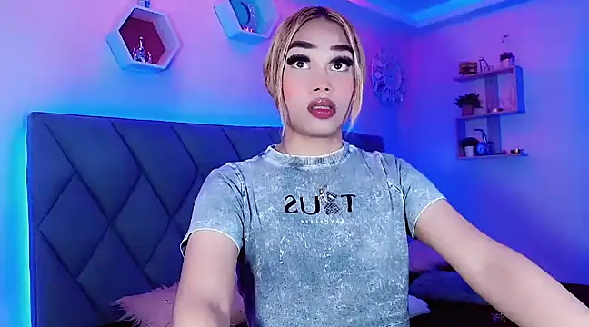 Snapshot of Hallyhott chatting on December 16, 2024, 1:11 pm Hallyhott online show from December 16, 2024, 1:11 pm