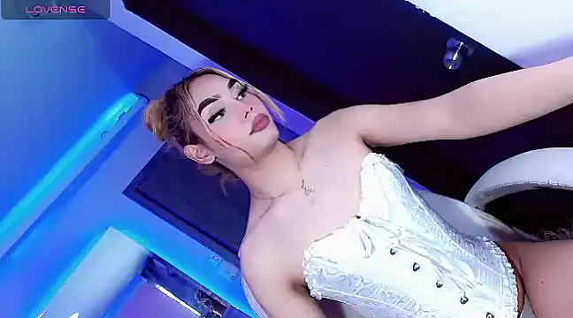 Snapshot of Hallyhott chatting on December 17, 2024, 11:49 am Hallyhott online show from December 17, 2024, 11:49 am