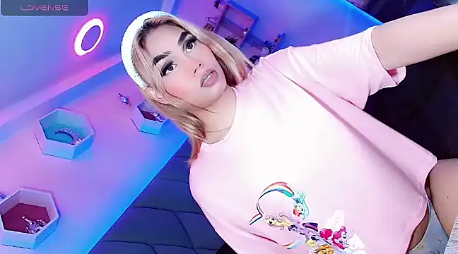 Snapshot of Hallyhott chatting on December 19, 2024, 4:02 pm Hallyhott online show from December 19, 2024, 4:02 pm