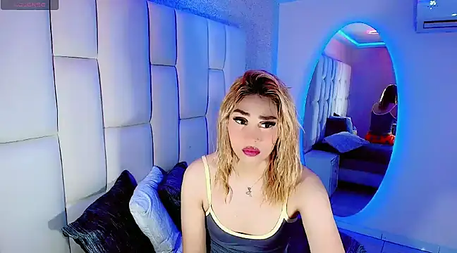 Snapshot of Hallyhott chatting on March 8, 2025, 4:01 am Hallyhott online show from March 8, 2025, 4:01 am