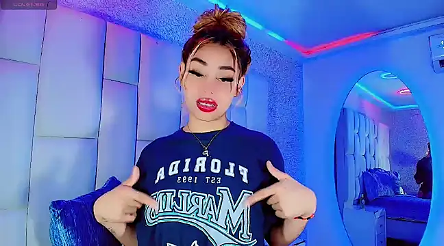 Snapshot of Hallyhott chatting on March 10, 2025, 4:49 am Hallyhott online show from March 10, 2025, 4:49 am