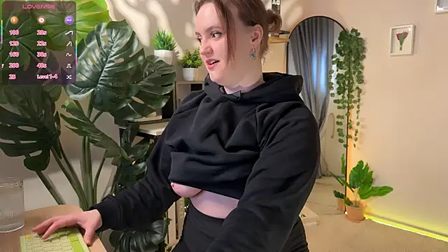 Lella Ryann  online show from April 10, 2026, 8:24 pm