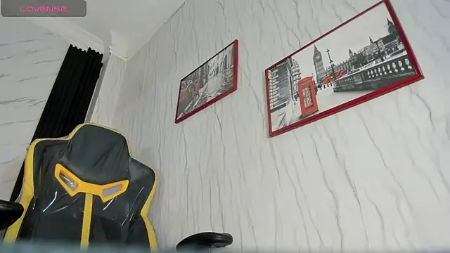 Snapshot of TOWERS21_ chatting on December 10, 2024, 2:05 am TOWERS21 online show from December 10, 2024, 2:05 am