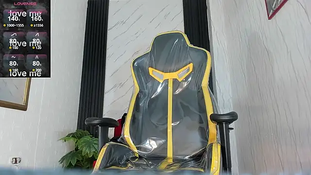 Snapshot of TOWERS21_ chatting on December 10, 2024, 11:30 pm TOWERS21 online show from December 10, 2024, 11:30 pm