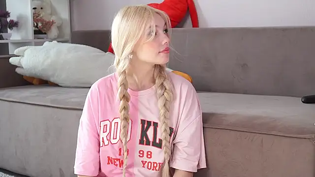 norakisses online show from March 18, 2026, 5:32 am