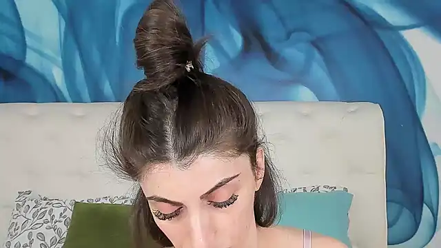 SkinnyDolly online show from November 30, 2025, 3:10 am