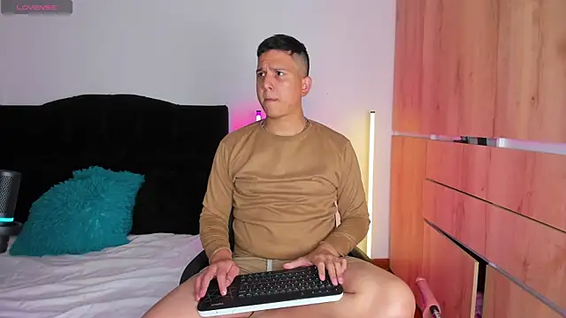 ANDREZALVAREZ online show from November 12, 2025, 3:18 am