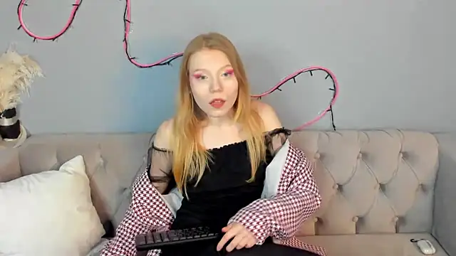 Snapshot of Esme_Runn chatting on February 3, 2025, 10:03 am Esme Runn online show from February 3, 2025, 10:03 am