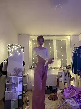 Snapshot of Esme_Runn chatting on February 26, 2025, 2:25 pm Esme Runn online show from February 26, 2025, 2:25 pm