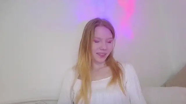 Snapshot of Esme_Runn chatting on February 28, 2025, 8:20 am Esme Runn online show from February 28, 2025, 8:20 am