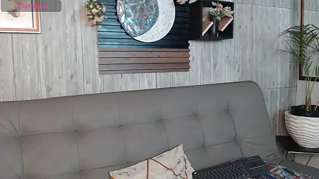 Layla 707 online show from November 28, 2025, 9:06 pm