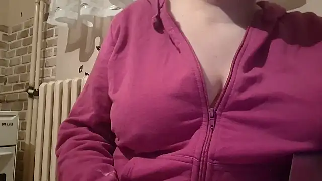 AalinnaK online show from February 22, 2025, 4:40 pm