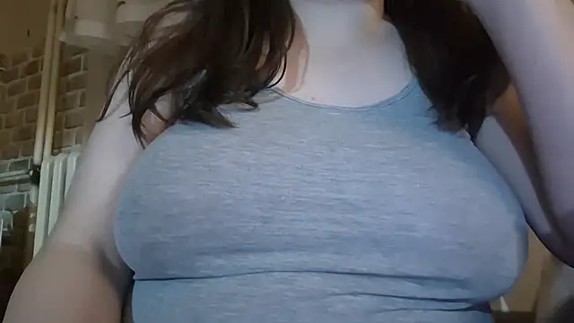 AalinnaK online show from September 18, 2025, 4:53 pm