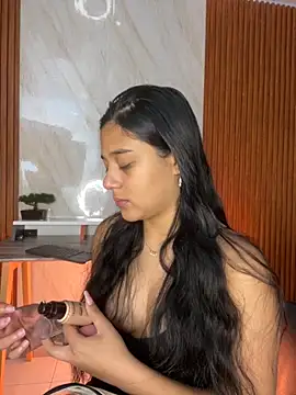 floriamANDjazmin online show from November 18, 2025, 7:07 pm