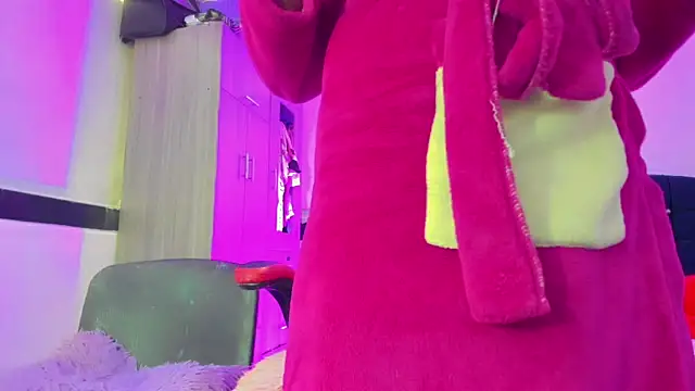 Hellen moons   online show from April 7, 2026, 7:03 pm