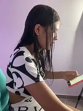 Snapshot of _18_laura chatting on December 27, 2024, 8:39 pm 18 laura online show from December 27, 2024, 8:39 pm