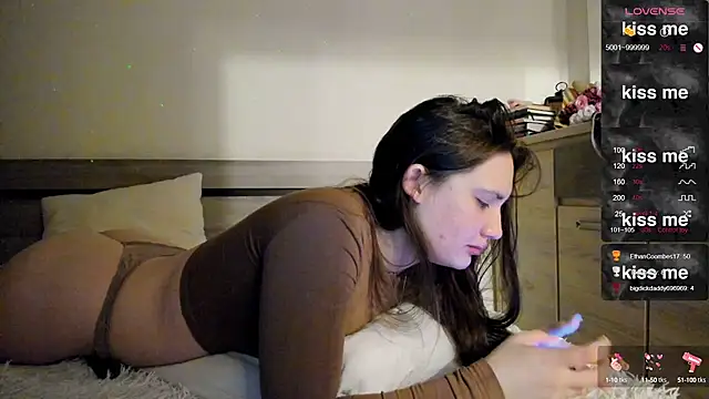 Snapshot of Holly_Molii chatting on February 23, 2025, 2:35 pm Holly Molii online show from February 23, 2025, 2:35 pm