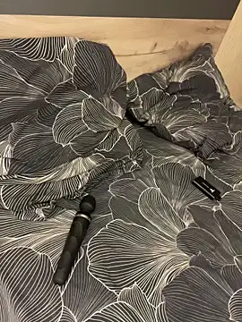 Holly Molii online show from April 16, 2026, 2:34 am