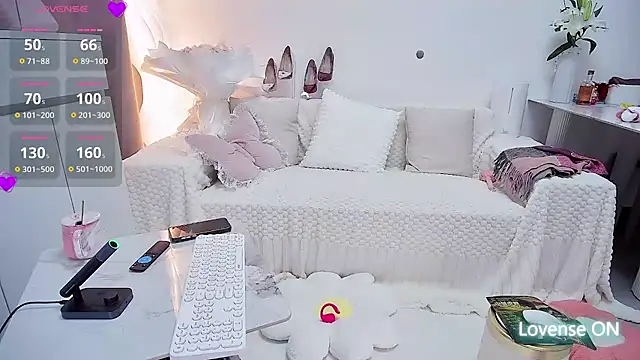 Feifei-cn online show from November 12, 2025, 11:25 pm