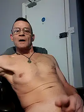 Snapshot of longlover-69 chatting on December 2, 2025, 6:47 pm longlover-69 online show from December 2, 2025, 6:47 pm