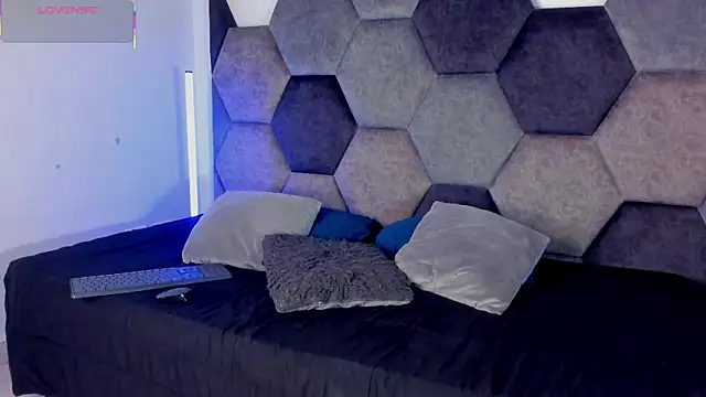 Latrellx7 online show from April 12, 2026, 4:06 am