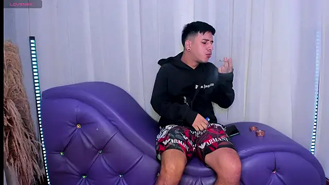 Snapshot of Yourslust_ chatting on November 14, 2025, 1:43 pm Yourslust online show from November 14, 2025, 1:43 pm