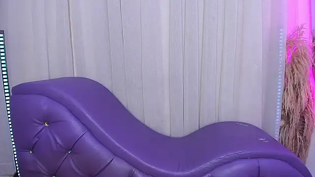 Snapshot of Yourslust_ chatting on February 5, 2026, 12:43 pm Yourslust online show from February 5, 2026, 12:43 pm