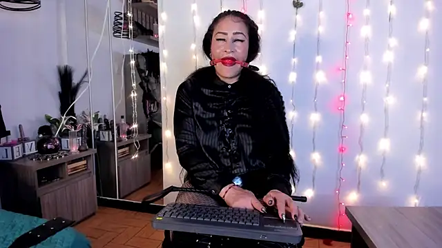 Molenna queenn online show from February 11, 2025, 11:01 pm