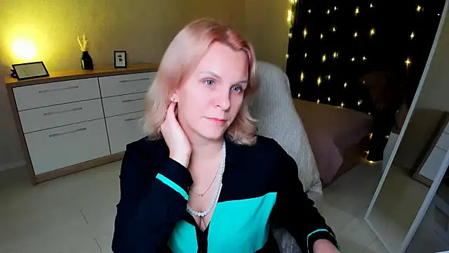 Snapshot of Louisa_Bay chatting on December 6, 2024, 3:00 pm Louisa Bay online show from December 6, 2024, 3:00 pm