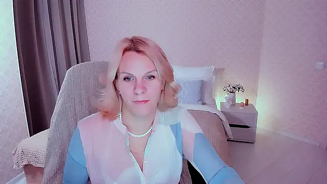 Snapshot of Louisa_Bay chatting on December 14, 2024, 10:45 am Louisa Bay online show from December 14, 2024, 10:45 am