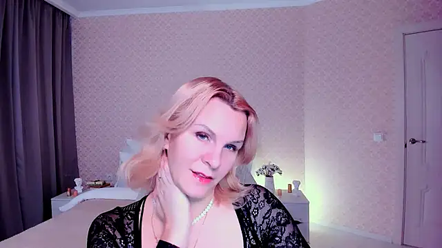 Snapshot of Louisa_Bay chatting on December 19, 2024, 7:40 am Louisa Bay online show from December 19, 2024, 7:40 am