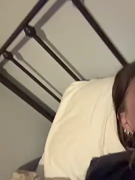 Snapshot of emilycoco chatting on April 5, 2026, 7:49 am emilycoco online show from April 5, 2026, 7:49 am