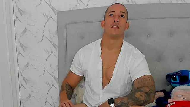 luigiferrara online show from November 28, 2025, 8:44 pm