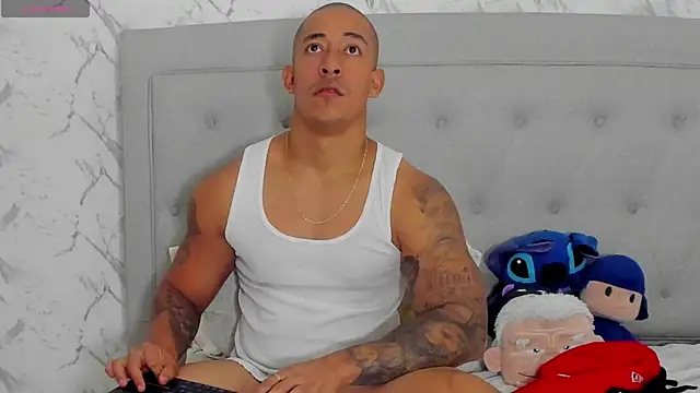 luigiferrara online show from April 17, 2026, 7:39 pm