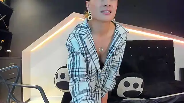 Coral Gibson online show from January 25, 2025, 6:24 pm