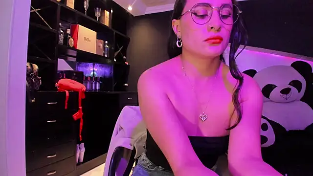 Coral Gibson online show from July 16, 2026, 1:39 pm